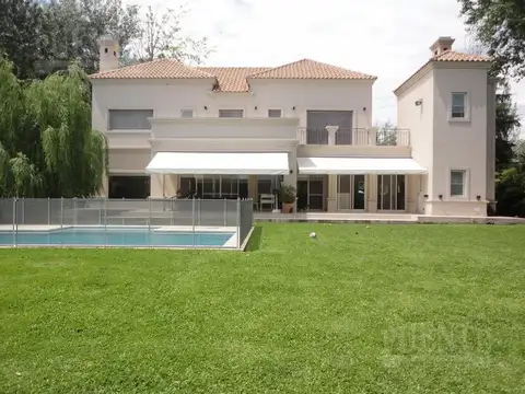 Saint Thomas | Hermosa casa con lote Grande!