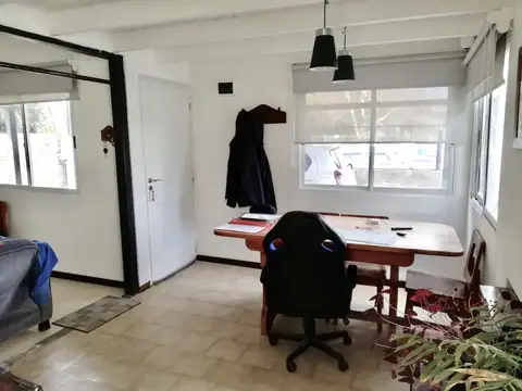 Inmueble (reciclado a nuevo) compuesto por dos viviendas, quincho, cochera y amplio jardín libre