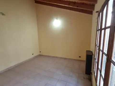 Casa 7 ambientes con 2 baños