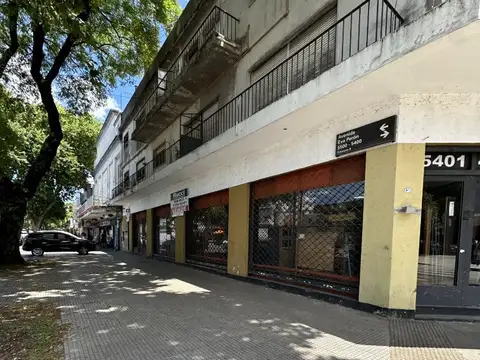 LOCAL EN ESQUINA MAS GARAJE AMPLIO Y PATIO CON 3 BAÑOS EXCELENTE UBICACION