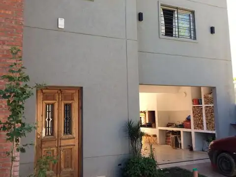 CASA 5 AMBIENTES CON COCHERA Y PATIO ESCUCHA OFERTA