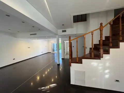Casa en Venta con 3 cocheras