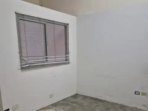 Local en Alquiler en Coghlan, $ 5.500.000