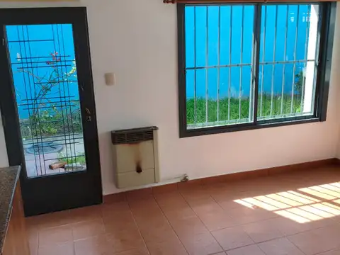 Depto Tipo Casa en Alquiler en Berazategui, $ 750.000