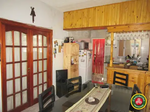 CASA AL FRENTE Y PREFABRICADA EN PLANTA ALTA ! ( 2 VIVIENDAS )