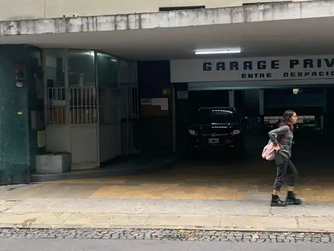 Venta de cochera cubierta en Barrio Norte
