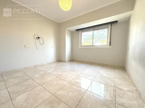 P.H primer piso por escalera. Guido y Rawson. Al frente. 3 ambientes. Reciclado