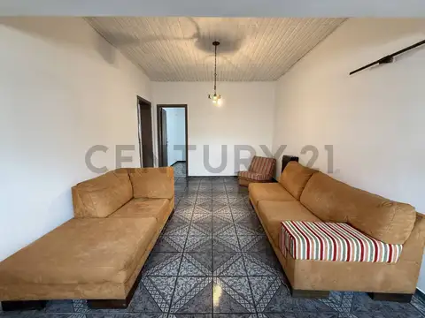 VENTA CASA 3 AMBIENTES CON COCHERA Y PATIO