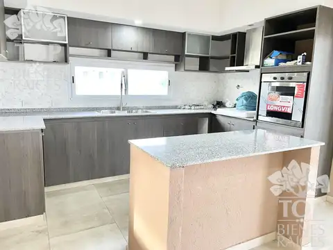 Casa 6 ambientes con 4 baños