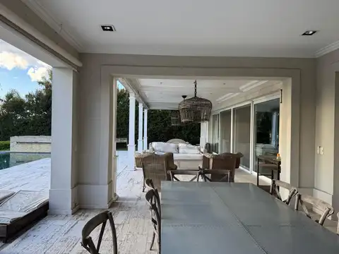 Casa 5 ambientes con 4 baños