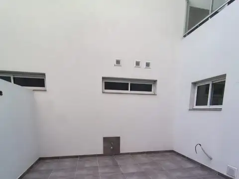 A ESTRENAR - HERMOSO  AMBIENTE AMPLIO –CON PATIO – REGIOS DETALLES