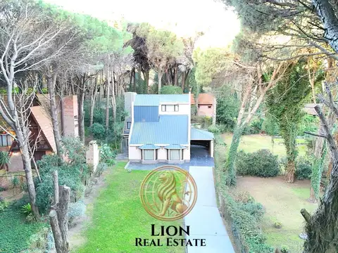 Venta casa 3 ambientes 4 baños con amplio jardín