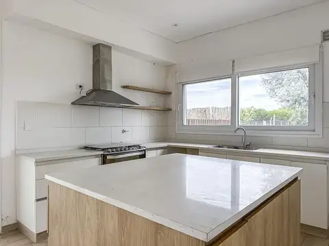 Casa en Venta con 3 cocheras