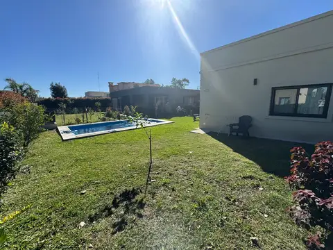 Casa en Venta con 4 cocheras