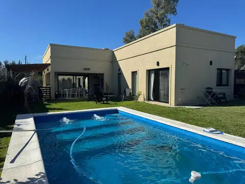 Venta de casa en una planta con pileta - Santa Emilia Pilar del Este