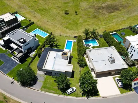 VENTA CASA 5 AMBIENTES CON PILETA EN LA HORQUETA