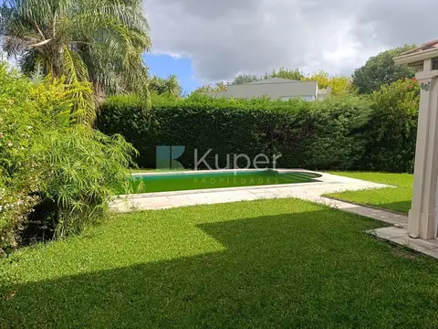 Casa a la venta de 4 ambientes en Barrio Cerrado Los Jazmines. Pilar del Este. Pilar -