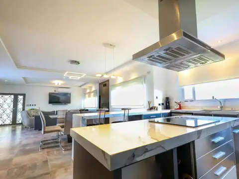 Casa 5 ambientes con 3 baños