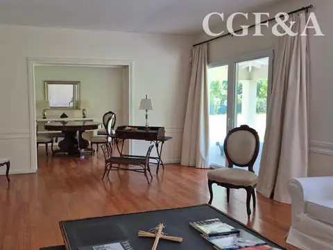 Casa 8 ambientes con 4 baños