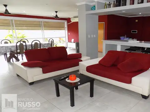 Casa en Venta con 3 cocheras