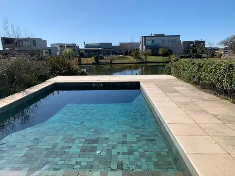 Avenida de los lagos 100