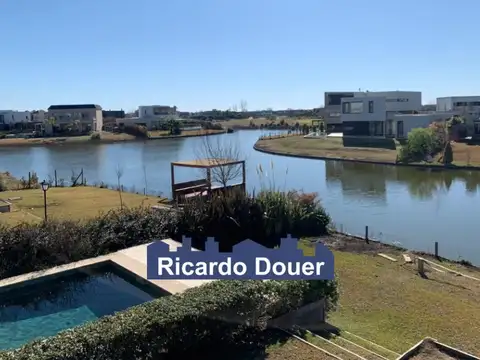 Espectacular casa  en Venta a la laguna en El Cantón, Escobar.