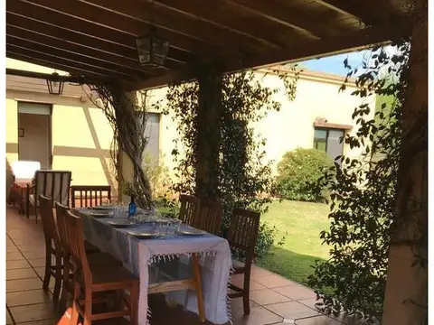 Casa 4 ambientes con 2 baños