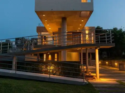 Casa 7 ambientes con 6 baños