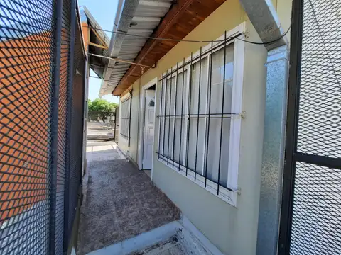 Casa dos dormitorios Zona sur de Rosario con Amplio patio más Quincho.