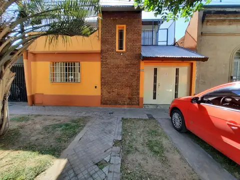 Casa dos dormitorios Zona sur de Rosario con Amplio patio más Quincho.