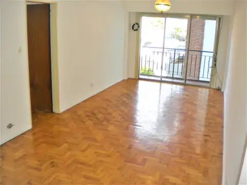 Departamento 4 amb. Balcón corrido. Centro de Lanús Oeste.