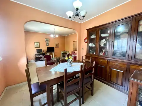 CASA EN VENTA VERSALLES 3 AMBIENTES COCHERA
