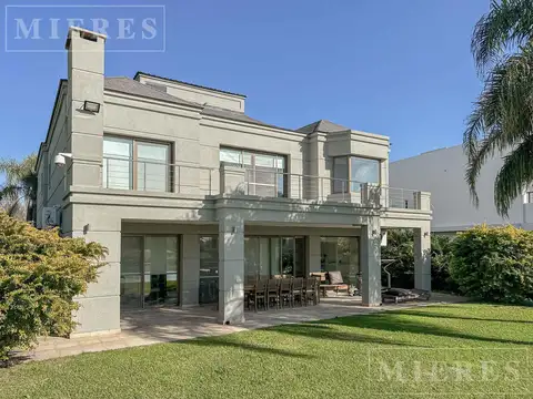 Casa en Venta con 3 cocheras