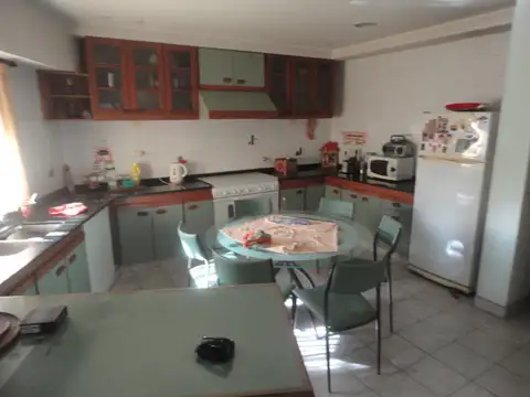 LOCAL DE 130 M2 MAS VIVIENDA DE 3 AMBIENTES GIGANTES CON TERRAZA.