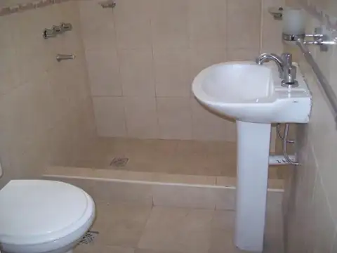 Hermosa casa al frente de 3 ambientes con terraza y parrilla