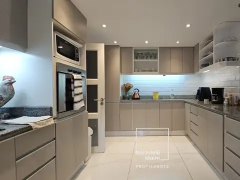 Casa 6 ambientes con 4 baños