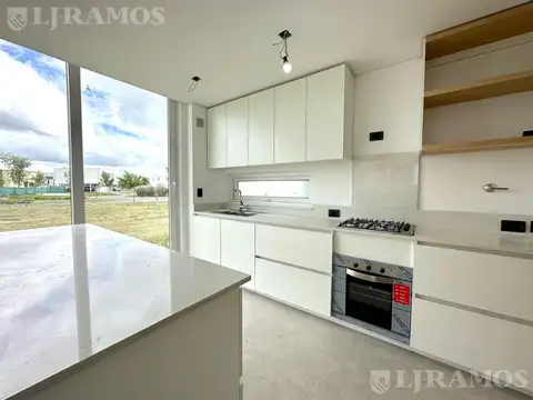 Casa en Alquiler con 2 cocheras