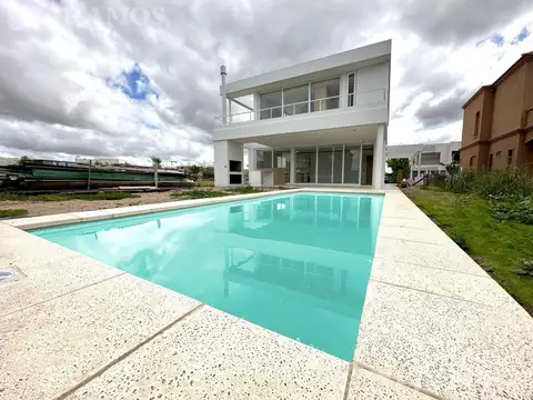 Casa 5 ambientes con 3 baños