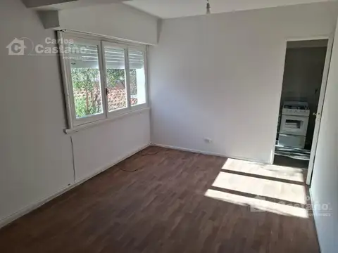 Depto. 2 Amb. al Contrafrente, 1º Piso por Escalera