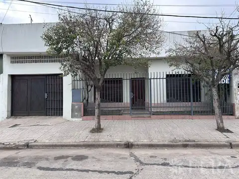 Venta casa para dos familias de 4 ambientes con cochera en Wilde