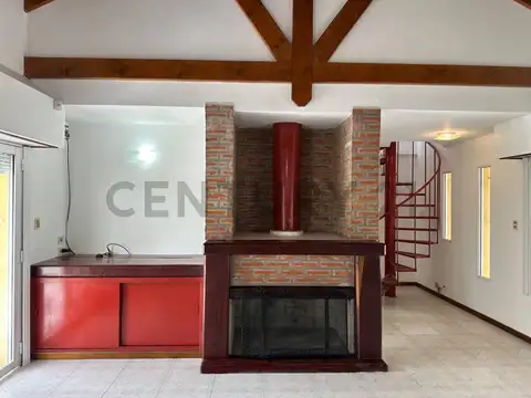 Casa en Alquiler con 3 cocheras