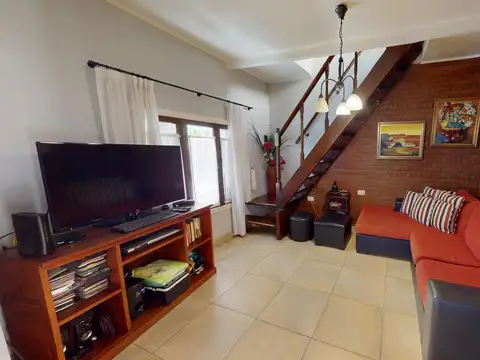 VENTA CASA 4 AMBIENTES CON PARQUE Y COCHERA EN VILLA MAIPU