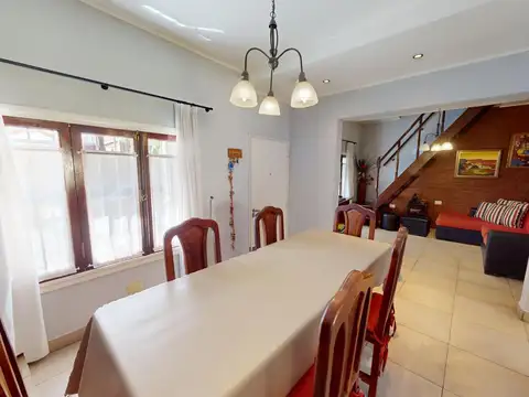 VENTA CASA 4 AMBIENTES CON PARQUE Y COCHERA EN VILLA MAIPU