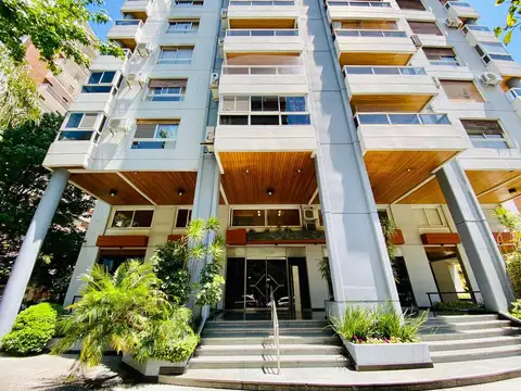 Excelente departamento de 4 ambientes con cohera en el centro comercial de Martínez.