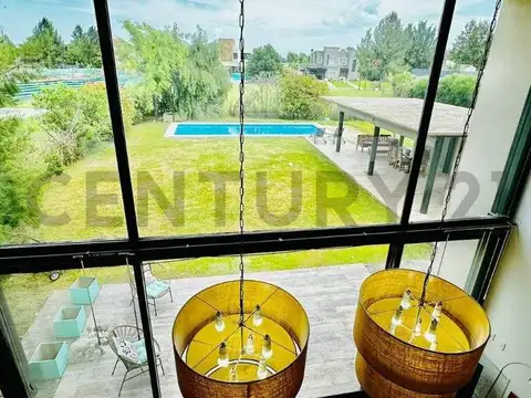 Casa en Alquiler con 2 cocheras