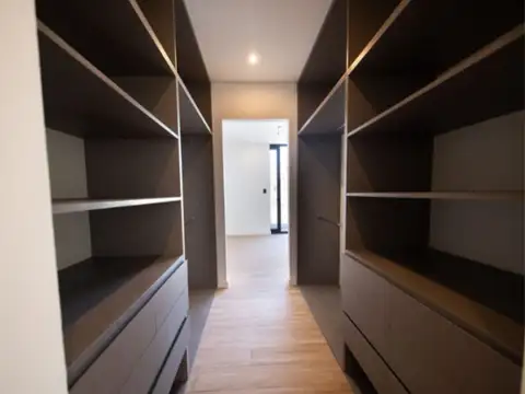 Casa en Venta con 4 cocheras