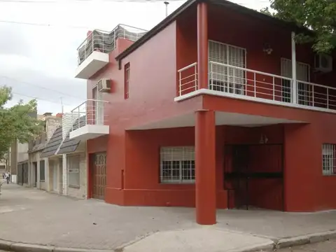URQUIZA 3700. CASA AL FRENTE. RECICLADA .GARAGE, TERRAZA CON PARRILLERO, LAVADERO