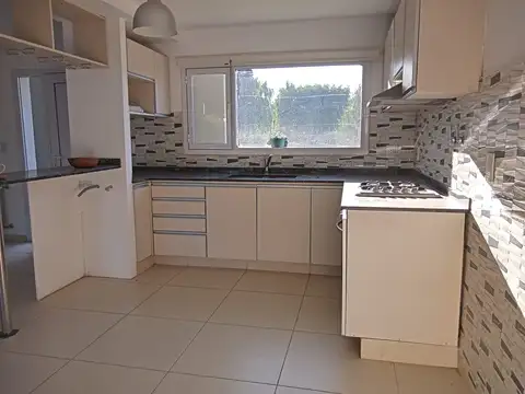 Casa en Alquiler con 2 cocheras