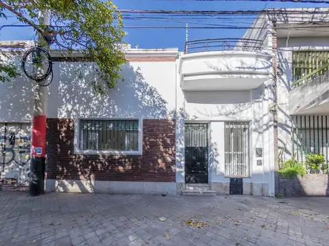 VENTA - CASA DE DOS DORMITORIOS CON PATIO - BARRIO ABASTO