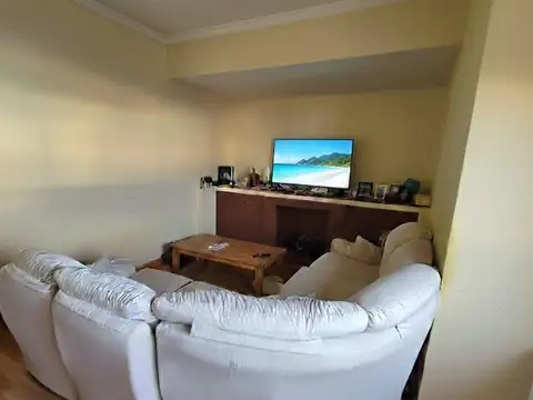 Departamento en zona comercial